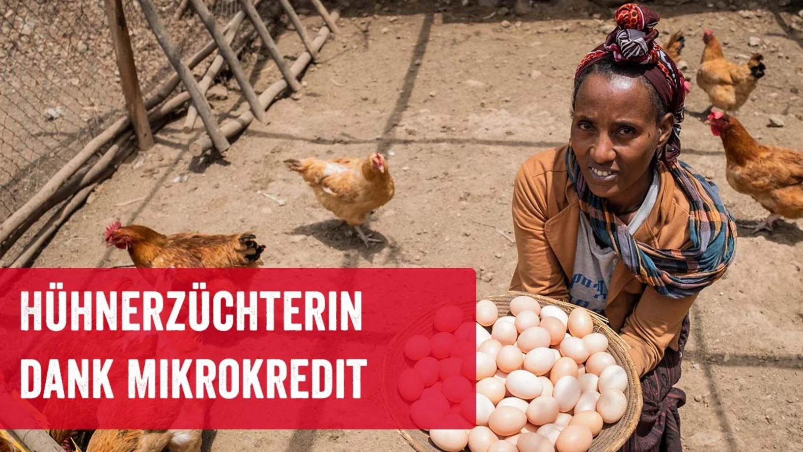 Hühnerzüchterin Wude mit einem Korb voller Eier