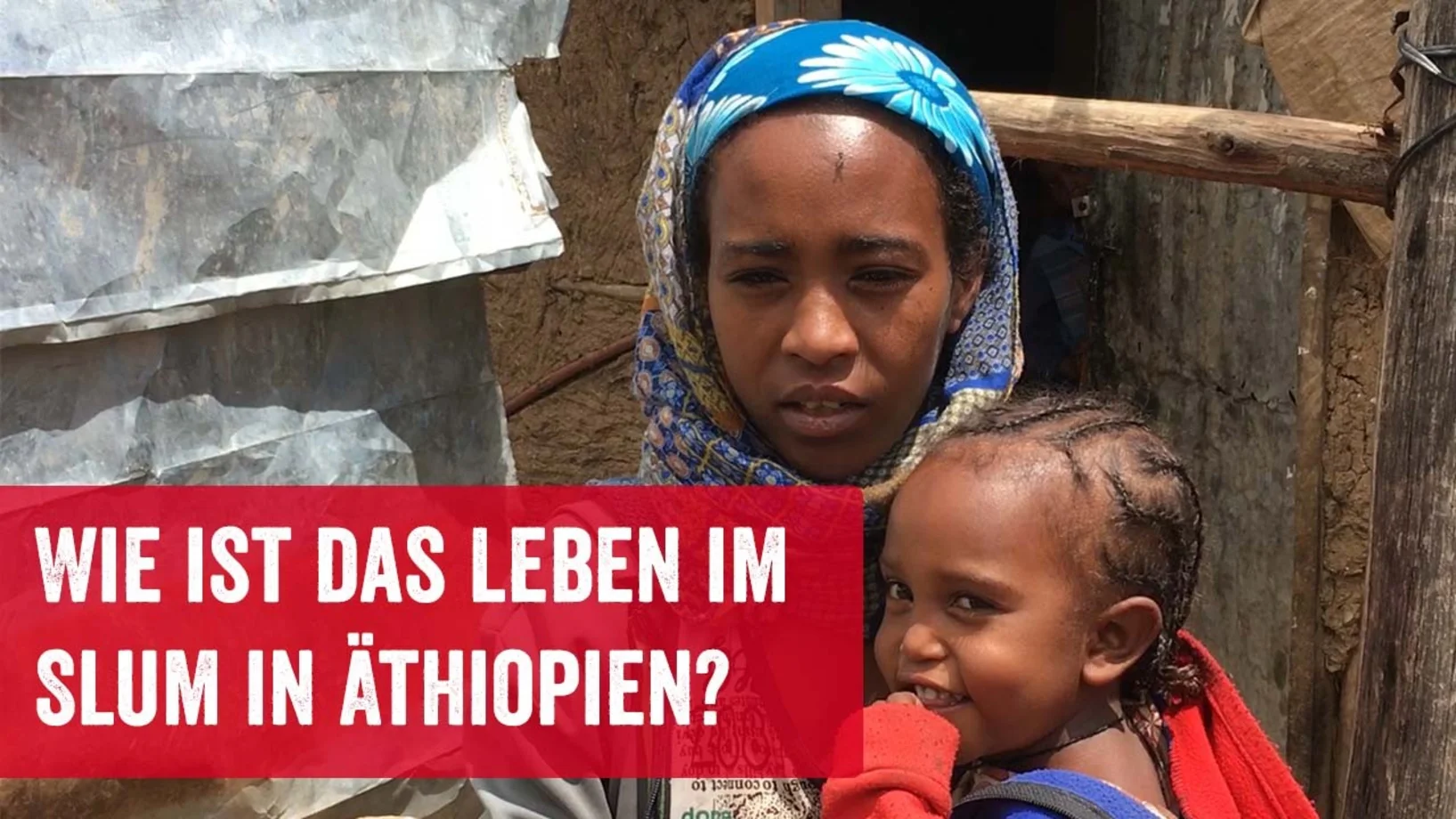 Junge Mutter mit Tochter im Arm