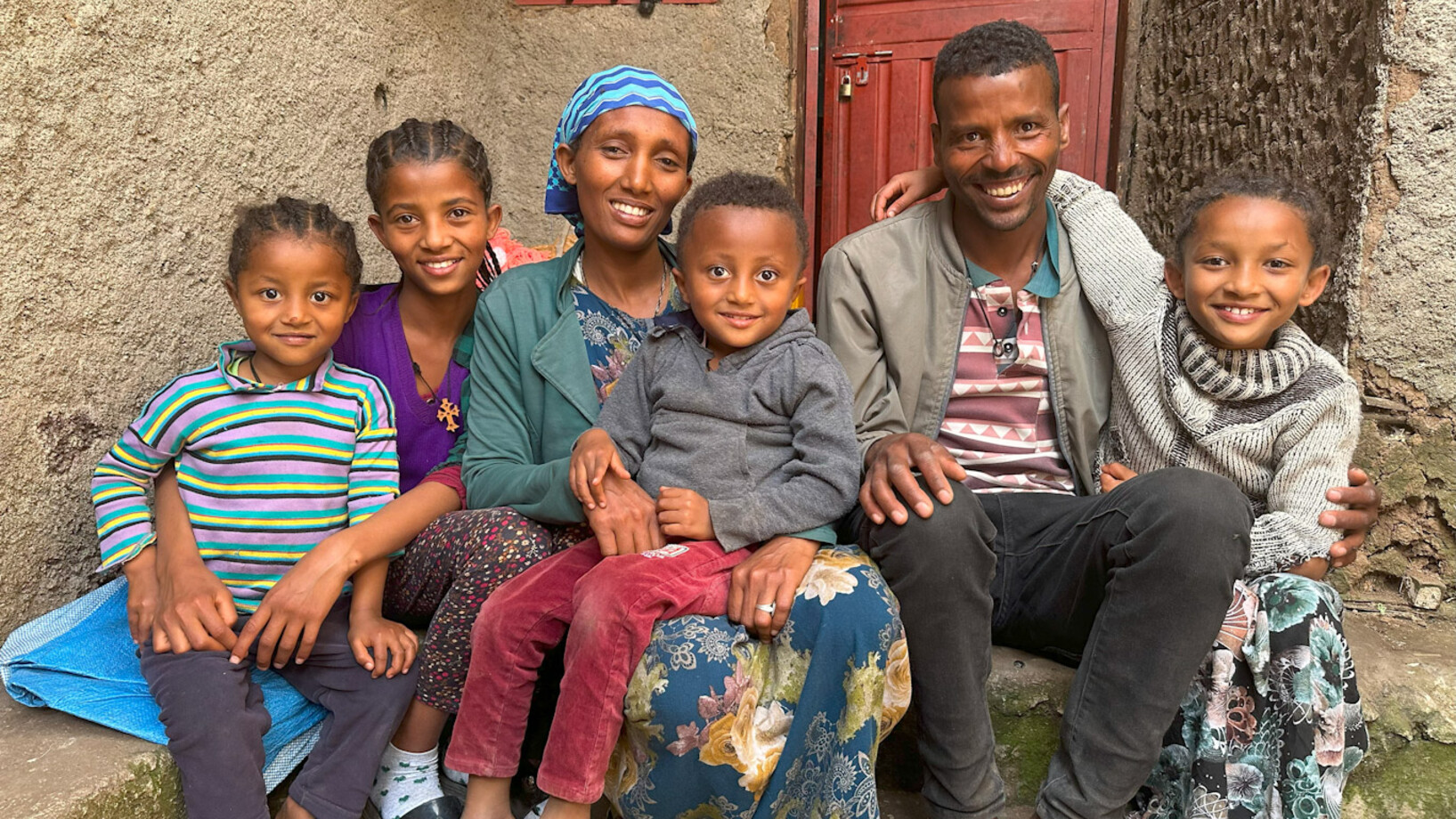 Äthiopische Familie mit 4 Kindern. Sosina Sisay und ihr Mann Abush Tesfaye konnten sich aus der Armut befreien