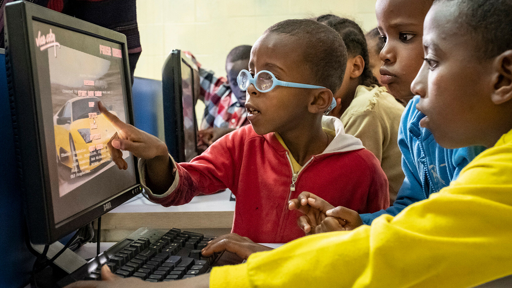 Kinder in Agohelma am Computer