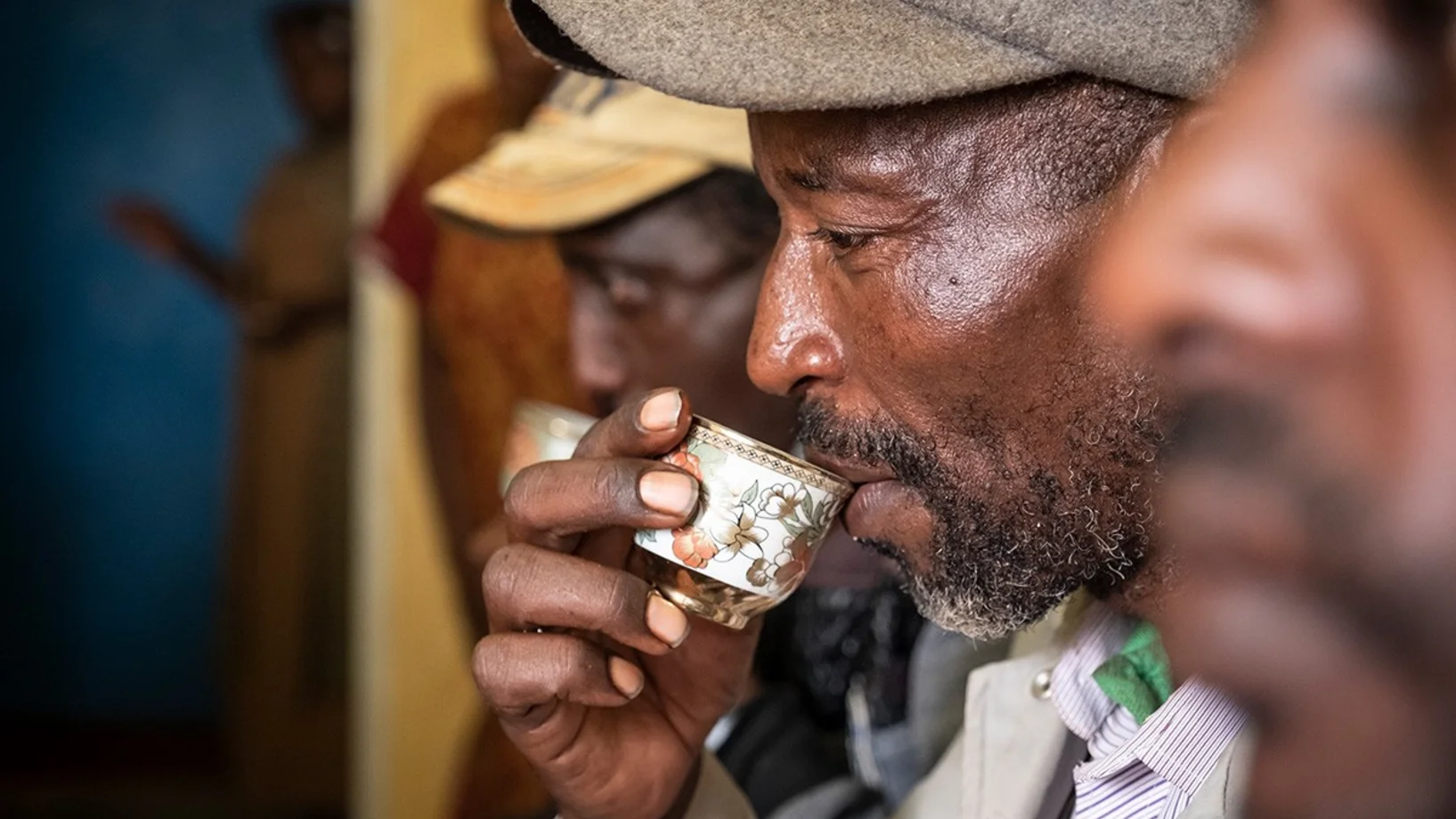 Äthiopischer Bauer trinkt Kaffee
