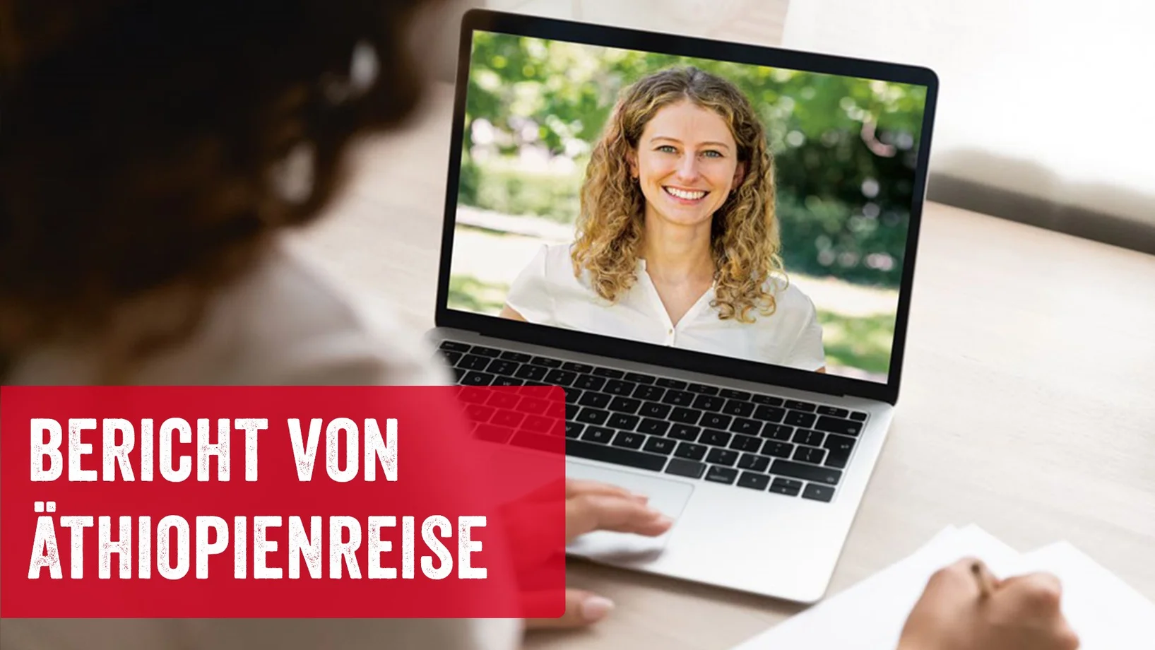 Mitarbeiterin auf einem Notebook-Bildschirm mit Schriftzug: "Bericht von Äthiopienreise"