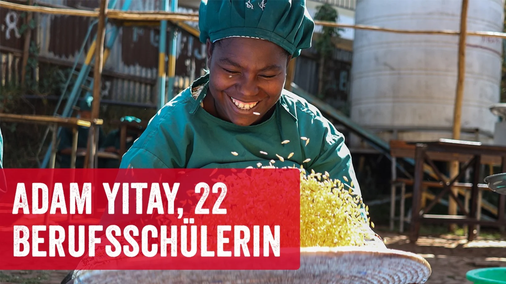 Berufsschülerin Adam Yitay in Berufsuniform