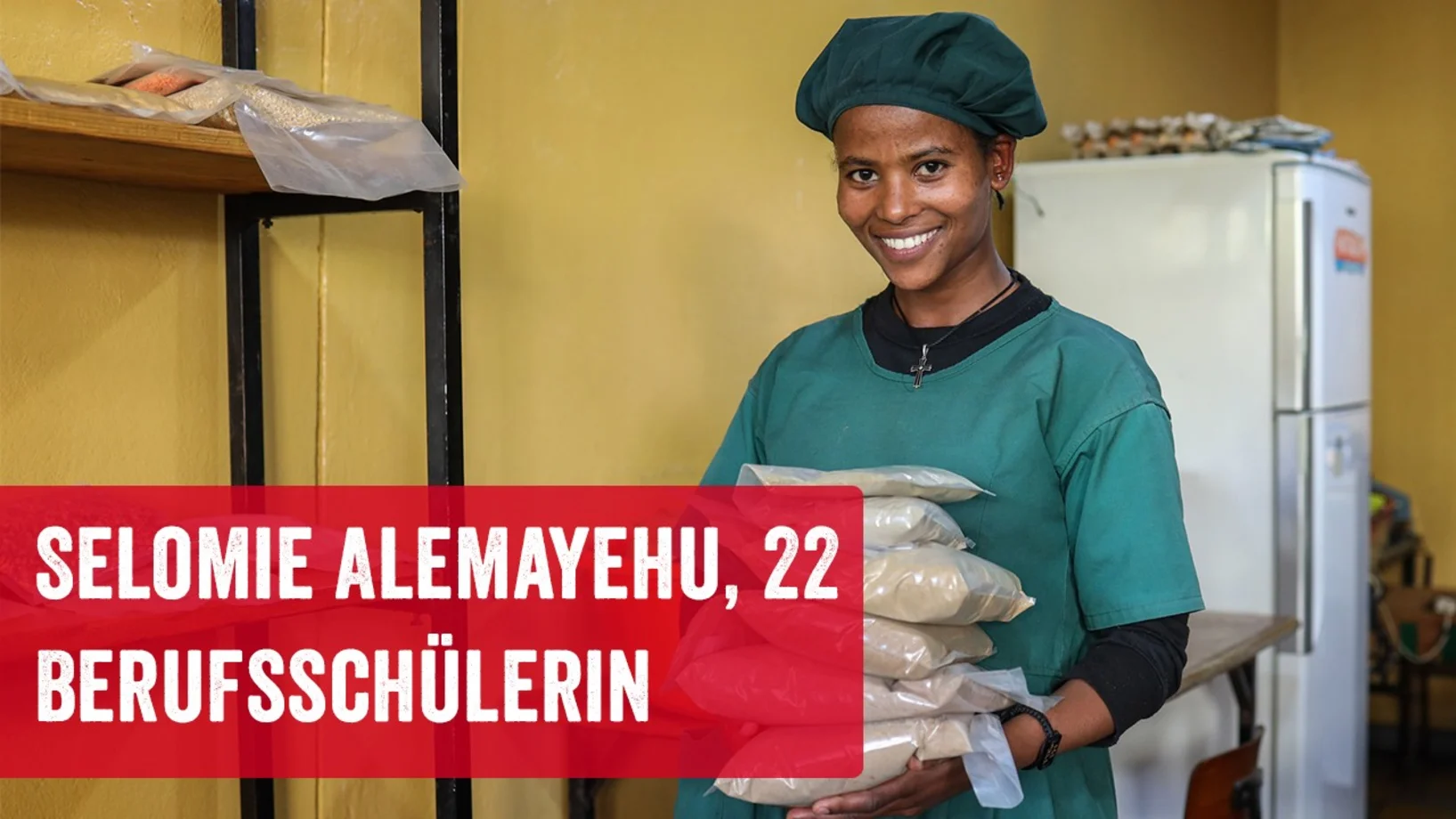 Berufsschülerin Selomie Alemayehu in Berufskleidung