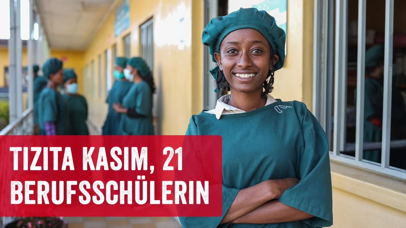 Portrait von Berufsschülerin Tizita Kasim in Berufskleidung