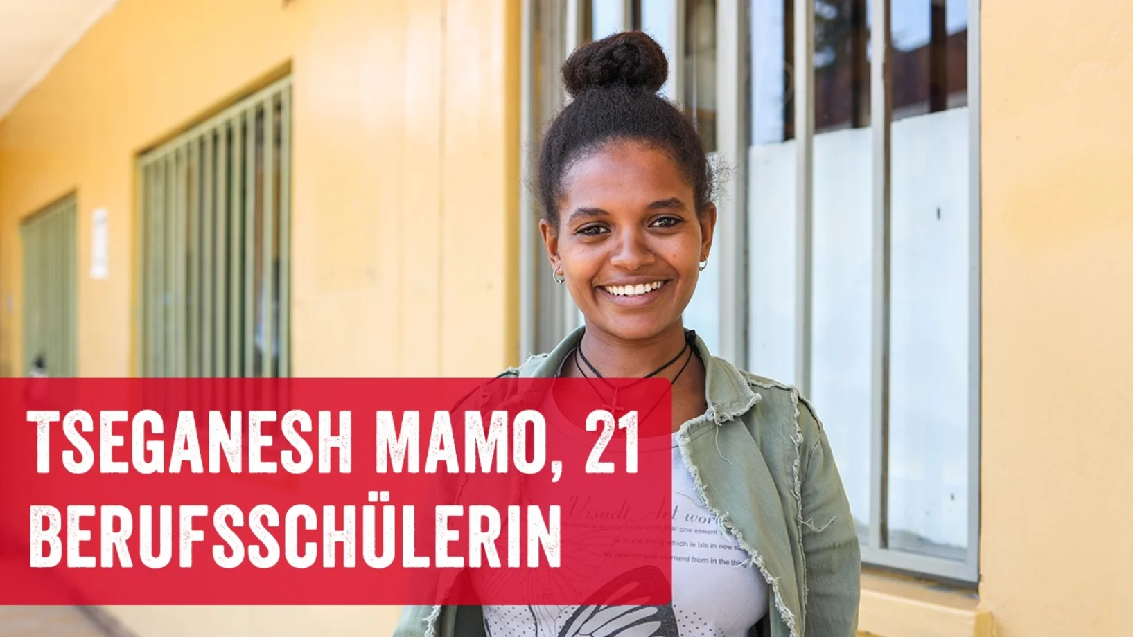 Berufsschülerin Tseganesh Mamo in Berufsuniform