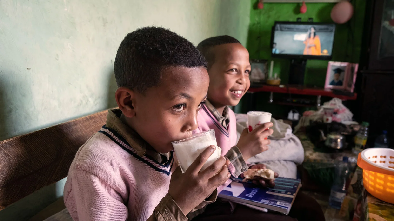 Eine Junge trinkt ein Glas frische Milch