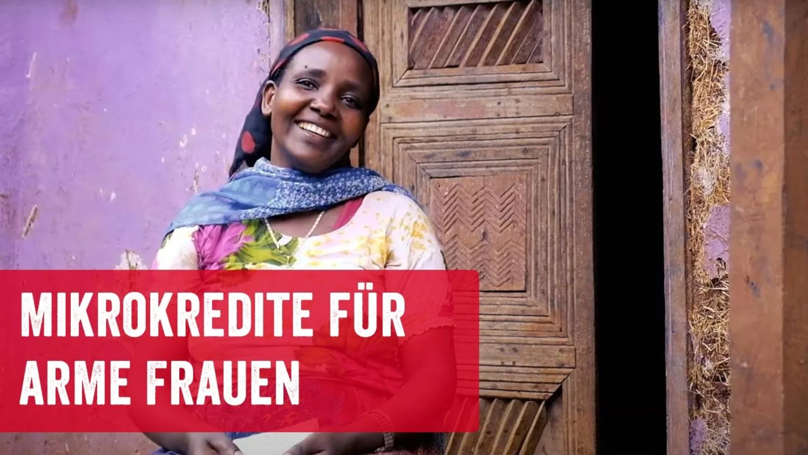 Bild von lachender Frau mit Textbox: Mikrokredite für arme Frauen