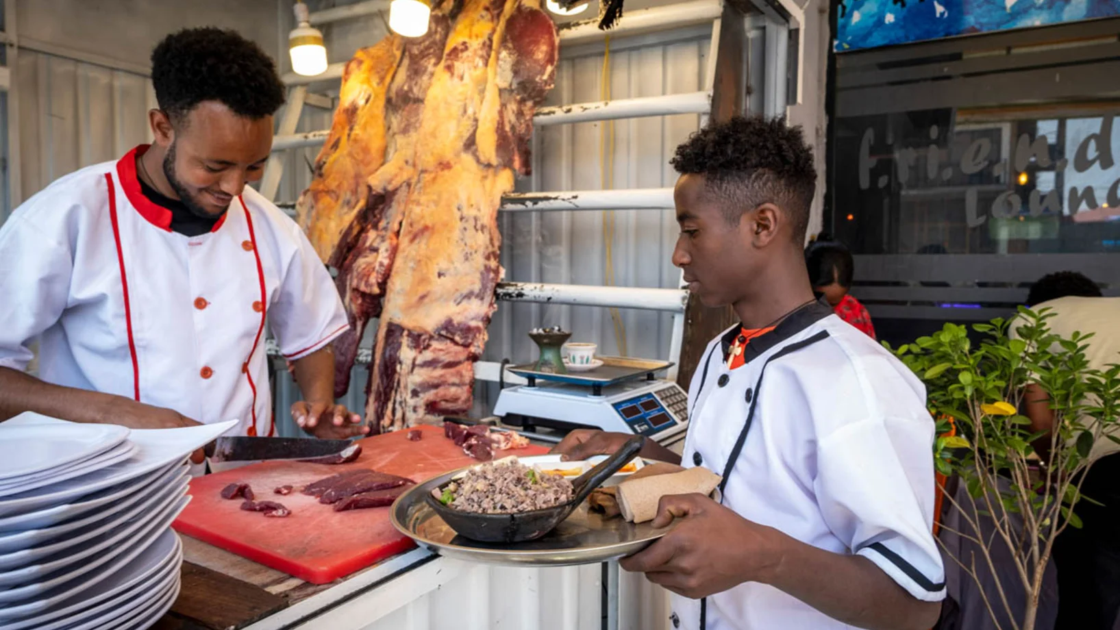 Ayele arbeitete im Service in Debre Berhan-Äthiopien_Menschen für Menschen_479_18052_KWI1240_low