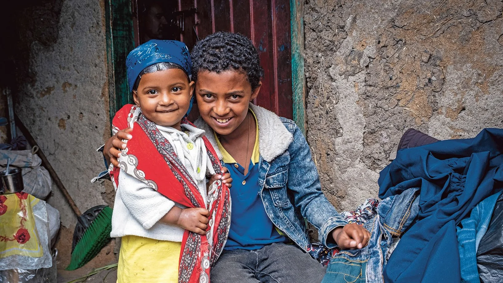 Biruk mit seiner kleinen Schwester