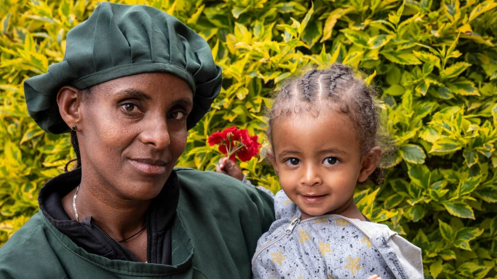 Mutter in Arbeitsuniform mit ihrer Tochter