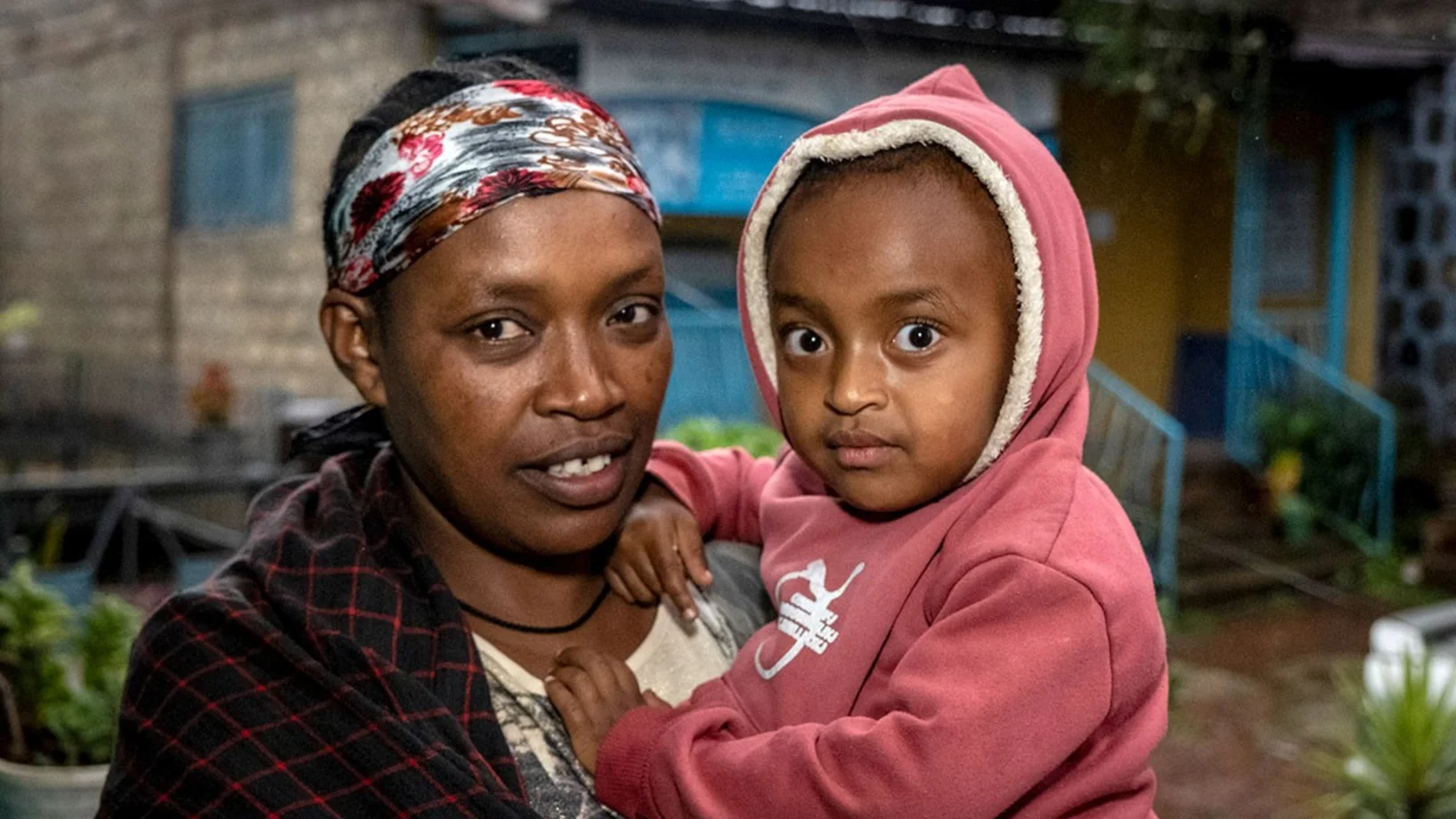 Mutter Aster mit ihrer Tochter im Arm