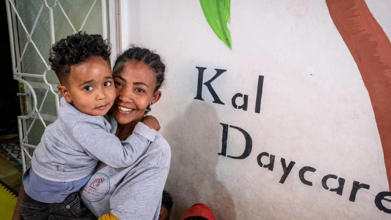 Mutter Bizuye mit ihrem Sohn im Arm