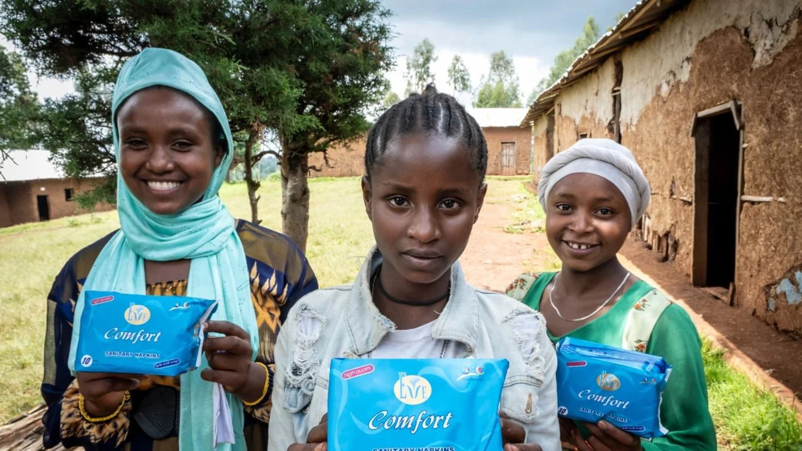 Drei Mädchen zeigen ihre Monatsbinden