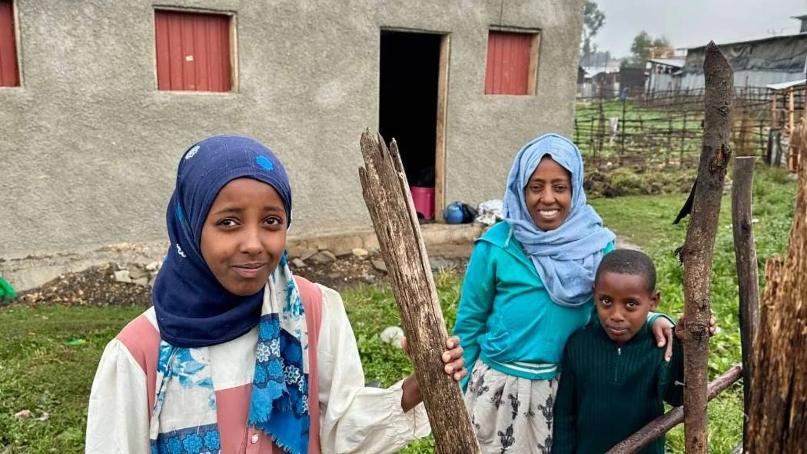 Misrah mit Mutter und Bruder