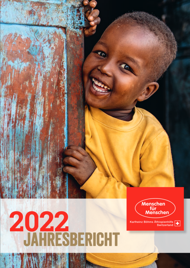 Lachender Junge auf Cover des Jahresberichtes 2022