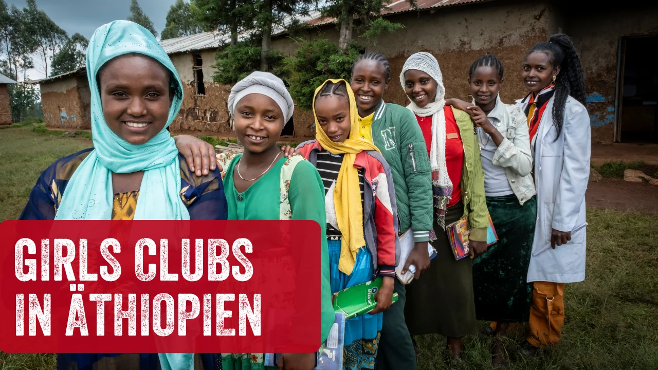 Mädchen stehen hintereinander mit Balken: "Girls Clubs in Äthiopien"